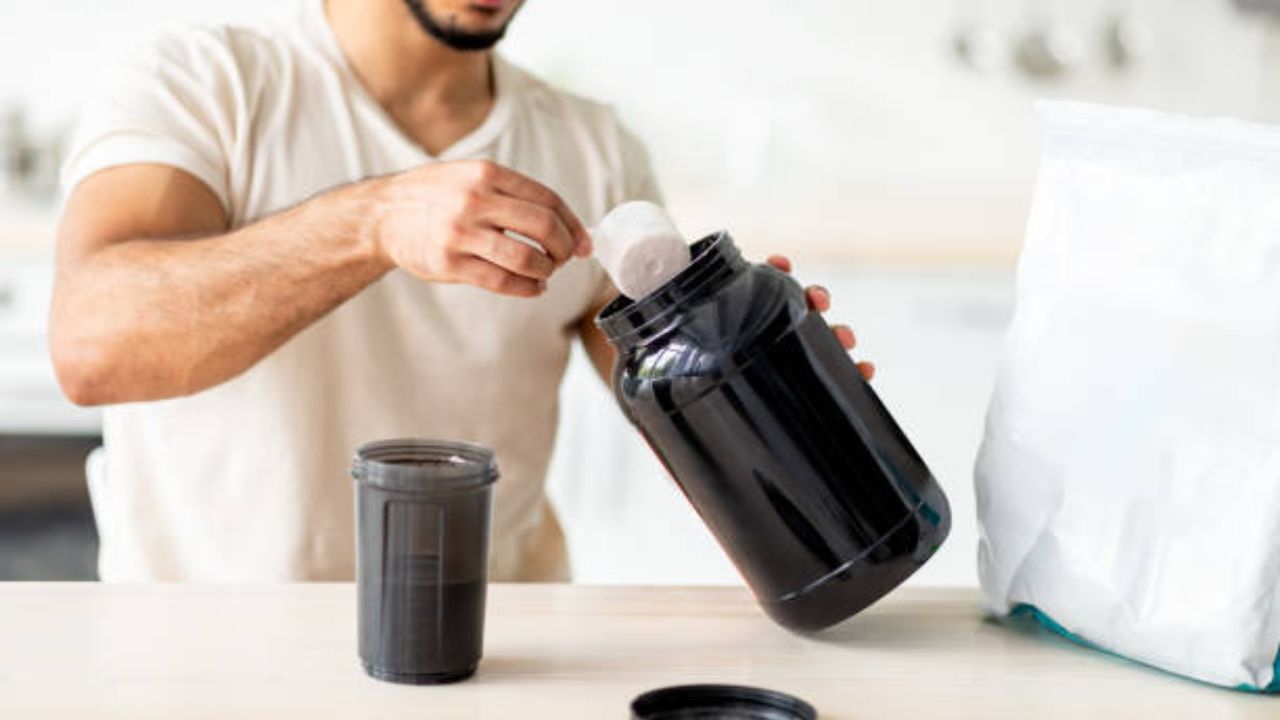 Protein Powder: জিম আর ডায়েটের চক্করে পেট ভরছে প্রোটিন পাউডারে? সাবধান, মস্ত বড় ক্ষতি করছেন Protein Powder: জিম আর ডায়েটের চক্করে পেট ভরছে প্রোটিন পাউডারে? সাবধান, মস্ত বড় ক্ষতি করছেন