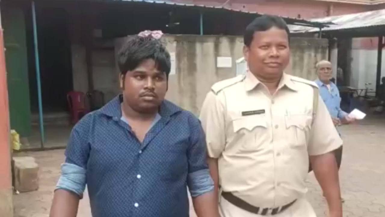 Recruitment Scam : মন্ত্রী স্বপন দেবনাথের নাম করে প্রাইমারিতে চাকরি দেওয়ার নামে লক্ষ লক্ষ টাকা প্রতারণার অভিযোগ, ধৃত ১