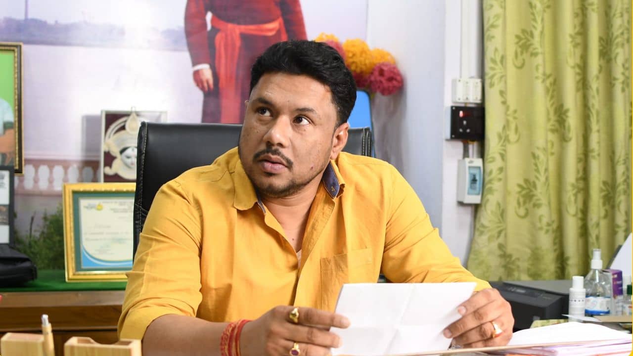 Raju Sahani: বাড়ি থেকে উদ্ধার হয়েছিল টাকা-আগ্নেয়াস্ত্র, চেয়ারম্যান পদে ইস্তফা রাজু সাহানির