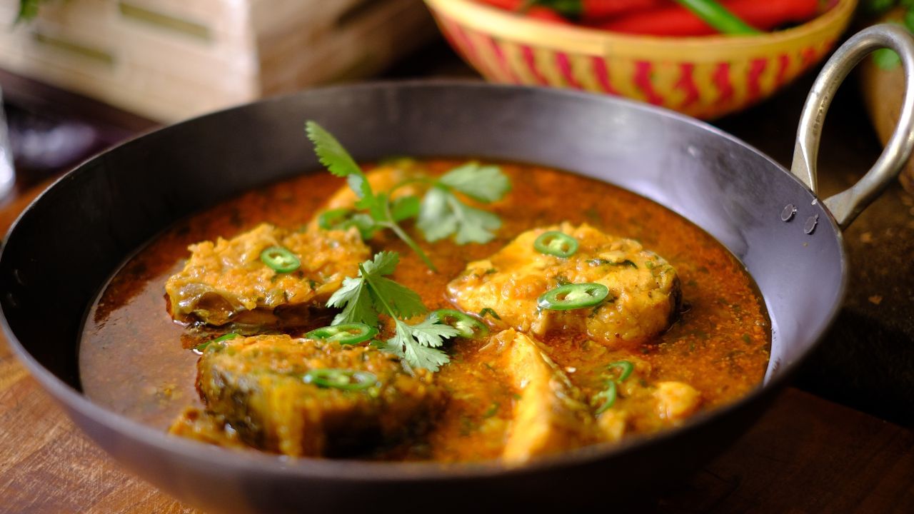Bengali Fish Curry: গরমে হালকা খাবার খান, কালো জিরে দিয়ে রেঁধে নিন মাছের ঝোল Bengali Fish Curry: গরমে হালকা খাবার খান, কালো জিরে দিয়ে রেঁধে নিন মাছের ঝোল