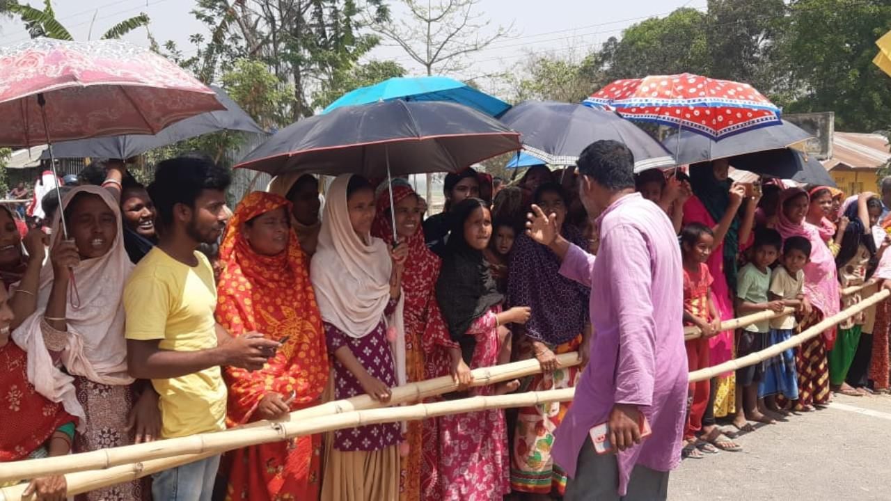 Dakshin Dinajpur: শিলান্যাসের পর বছর ঘুরলেও হয়নি রাস্তা, দেড় দিন ধরে পথ অবরোধ হতেই এলেন MLA