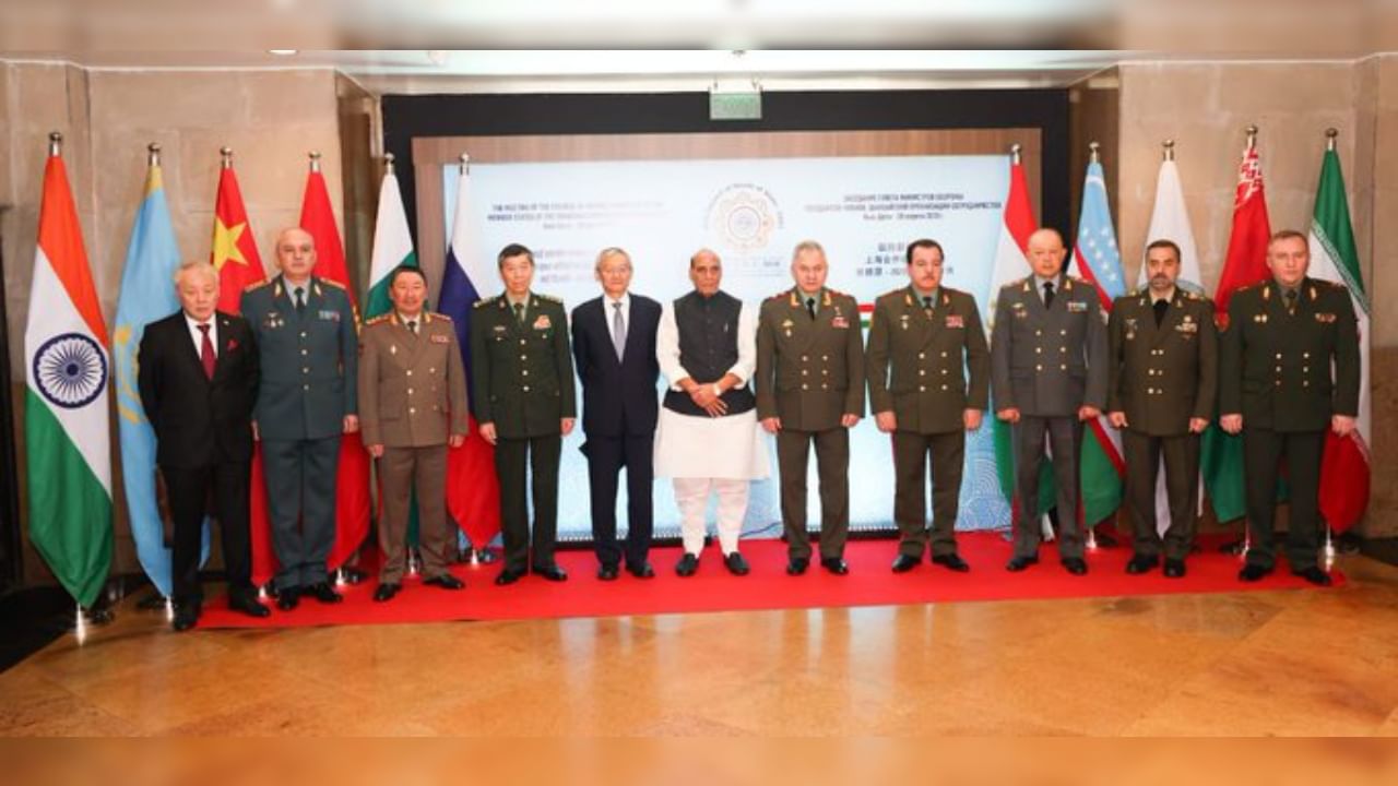 SCO Defence Ministers' Meet: 'সন্ত্রাসবাদীদের আশ্রয় দিলে...', পাক প্রতিনিধির সামনেই কড়া বার্তা রাজনাথের