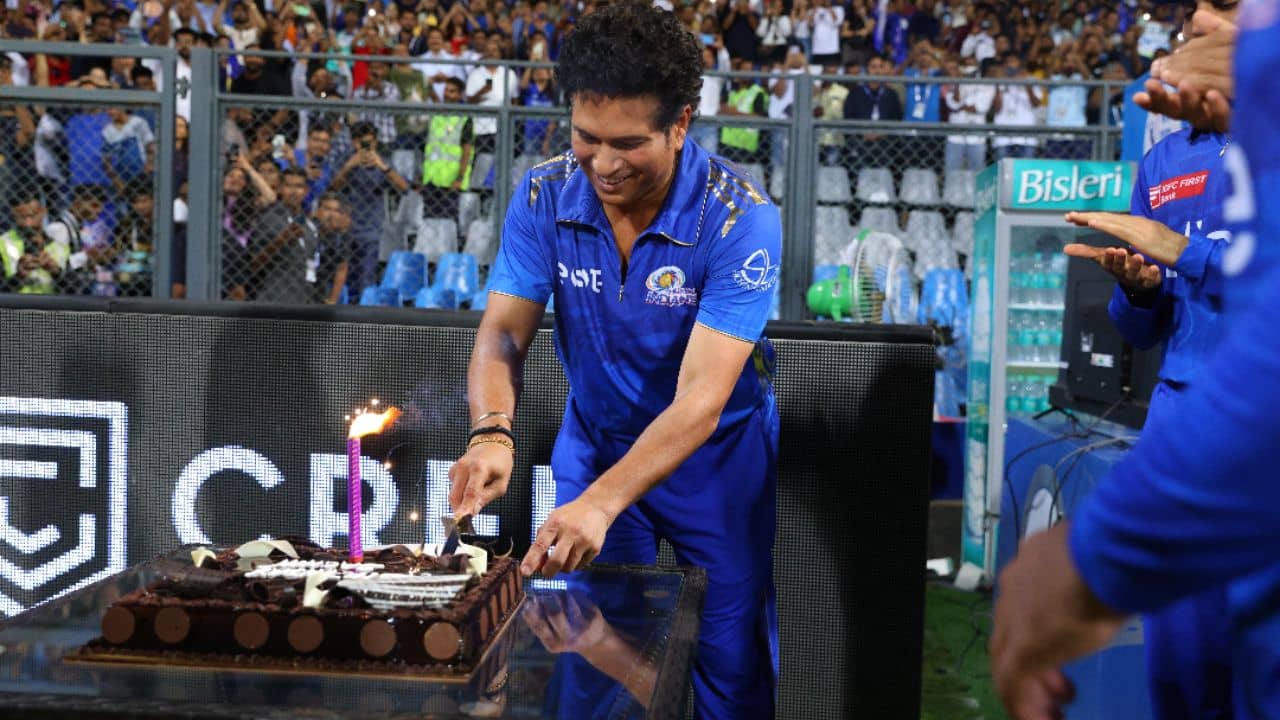 Sachin Tendulkar Birthday: ওয়াংখেড়ে জুড়ে সচিন... সচিন ধ্বনি, কেক কেটে জন্মদিন পালন করলেন মাস্টার ব্লাস্টার