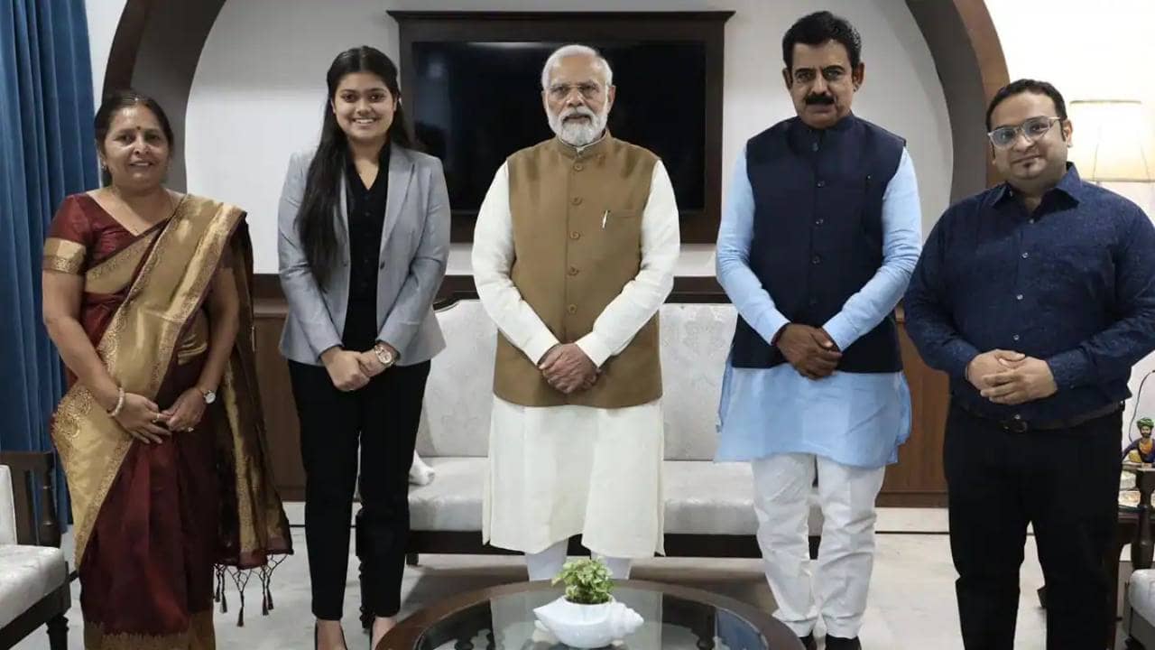 Tanishka Sujit: দেশের প্রধান বিচারপতি হতে চায় কিশোরী তানিষ্কা, টিপস দিলেন প্রধানমন্ত্রী