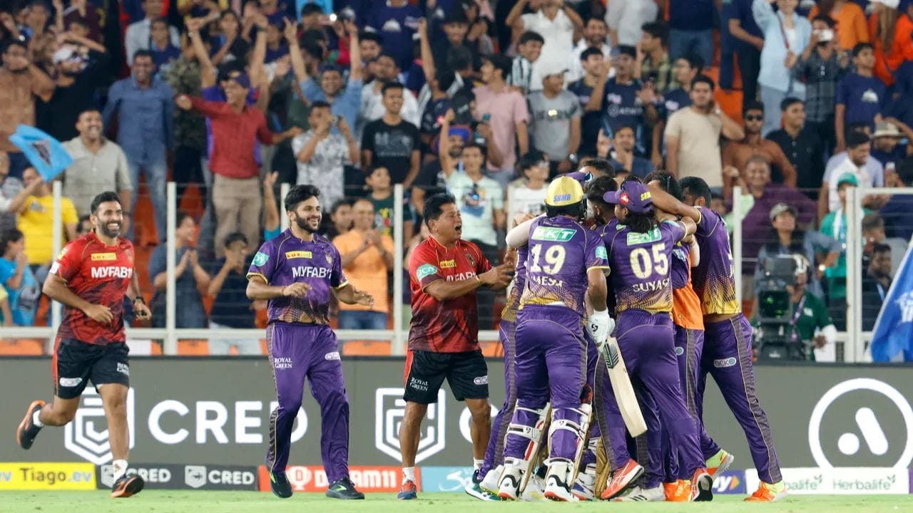 শেষ ওভারের চতুর্থ বলে রিঙ্কুর কারনামা - কে জানত শেষ ওভারে রিঙ্কু ছক্কার হ্যাটট্রিক হাঁকাবেন? যশ দয়াল দুটো ছক্কা খেয়ে হয়তো খানিকটা ঘাবড়ে গিয়েছিলেন। যার ফলে চতুর্থ বলটিও ফুলটস দেন। লং অফের উপর দিয়ে ফের ছক্কা হাঁকান রিঙ্কু। (ছবি-আইপিএল ওয়েবসাইট)