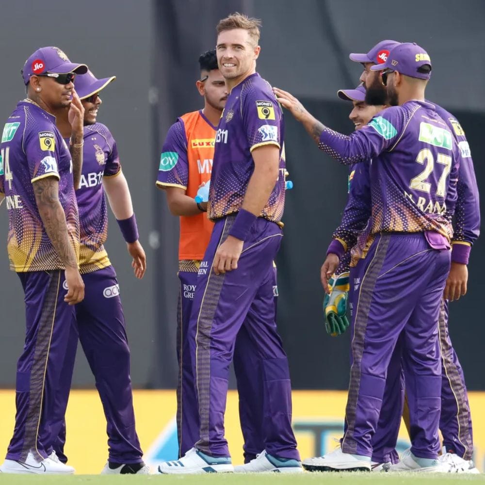 টিম সাউদি - এ বারের আইপিএলের প্রথম ম্যাচে পঞ্জাবের বিরুদ্ধে ২টি উইকেট নিয়েছিলেন নিউজিল্যান্ডের তারকা ক্রিকেটার টিম সাউদি। নতুন বলেও বেশ বিপজ্জনক সাউদি। নতুন বলে সুইংটাও ভালো করেন সাউদি। যা বেশ চাপে ফেলতে পারে ডু'প্লেসি-কোহলিদের। 