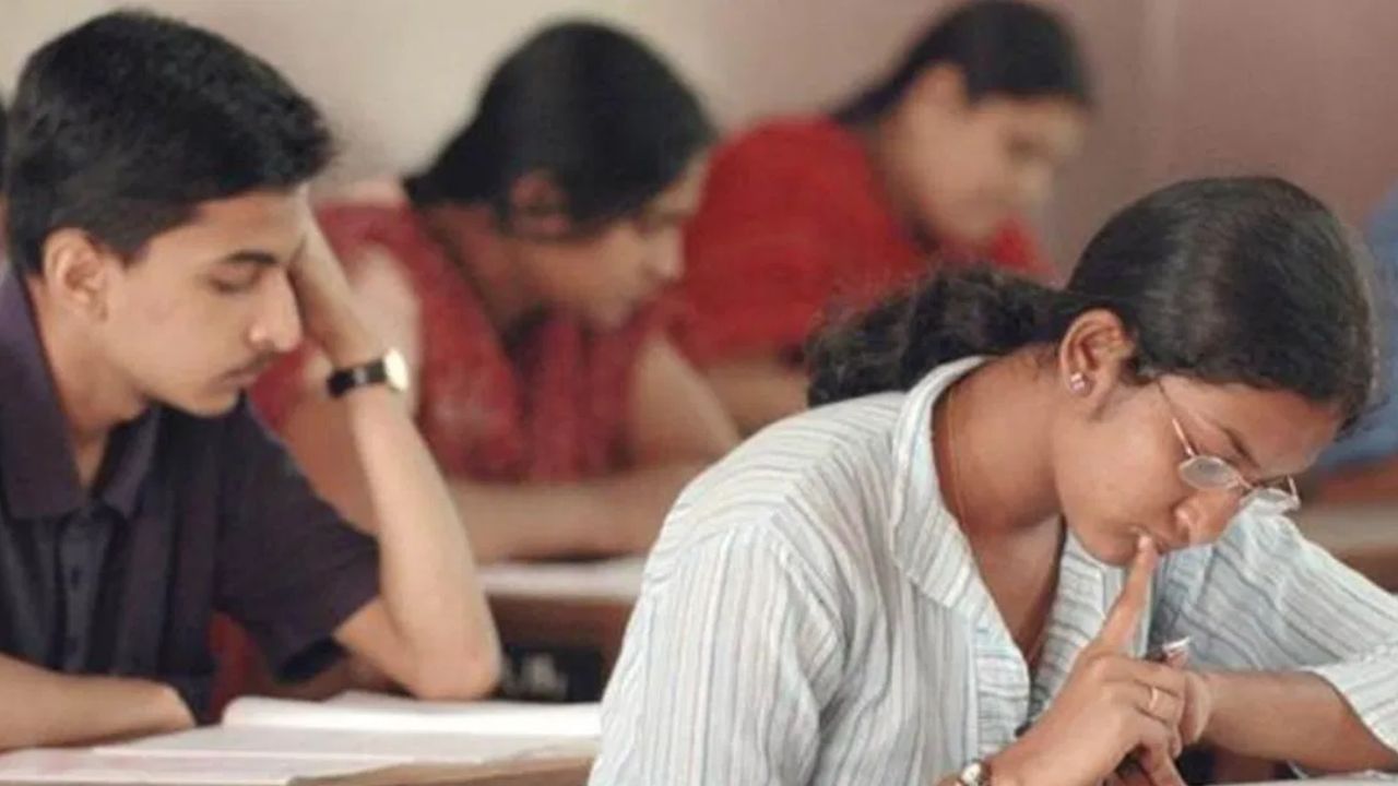 NEET UG পরীক্ষায় ফুল হাতা পোশাক নিষিদ্ধ, পরীক্ষাকেন্দ্রে ঢোকার আগে জেনে নিন পোশাক-বিধি