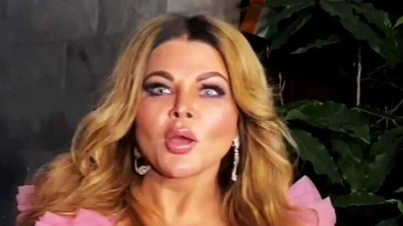 Rakhi Sawant: ক্যামেরার সামনেই পোশাক পরলেন রাখী! 'ইসলামকে আর নামাবেন না', আর্জি ভক্তদের