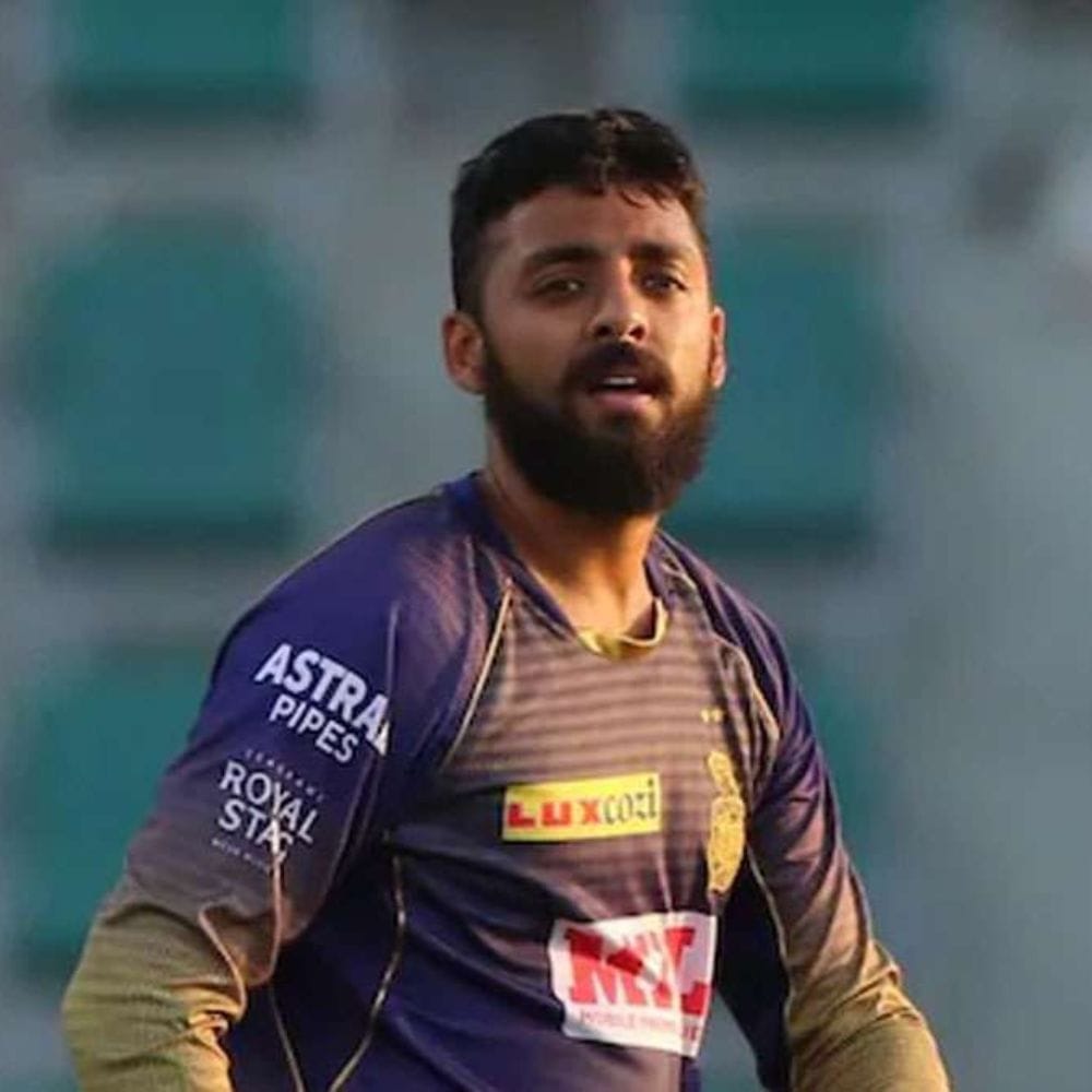 বরুণ চক্রবর্তী - নাইটদের কাছে সুনীল নারিনের মতো মিস্ট্রি স্পিনার থাকার পাশাপাশি রয়েছে বিস্ময় স্পিনার বরুণ চক্রবর্তীও। গত মরসুমে খুব ভালো ছন্দে ছিলেন না বরুণ। তবে এ বার তিনি ভালো ফর্মে রয়েছেন। পঞ্জাবের বিরুদ্ধে তাঁর ইকোনমি রেট নজরকাড়া ছিল। একটি উইকেটও পেয়েছিলেন তিনি। বিরাটদের বিরুদ্ধে নাইটদের তুরুপের তাস হয়ে উঠতে পারেন বরুণ।
