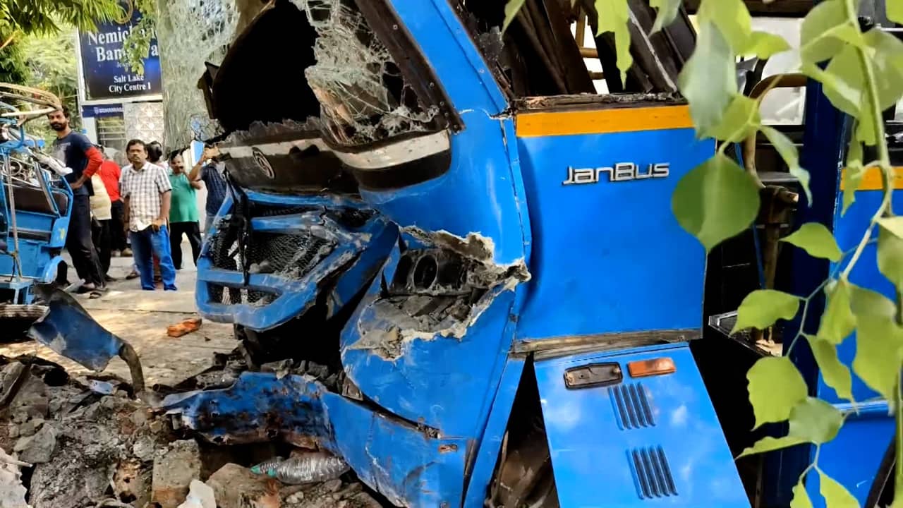 Accident: সল্টলেকে দুর্ঘটনার কবলে যাদবপুর-করুণাময়ী রুটের বাস S9, মৃত ১