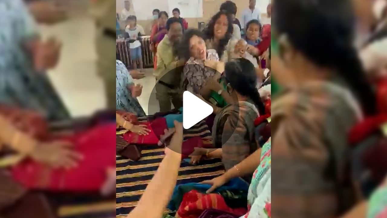 Fight For Saree: শাড়ির জন্য হাতাহাতি ২ মহিলার!