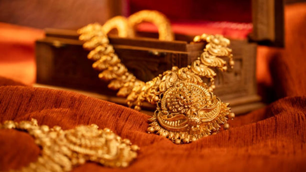 Gold Price Today: সামনেই বিয়ের মরশুম, গহনা কিনতে যাওয়ার আগে আজকের সোনা-রুপোর দাম জেনে নিন