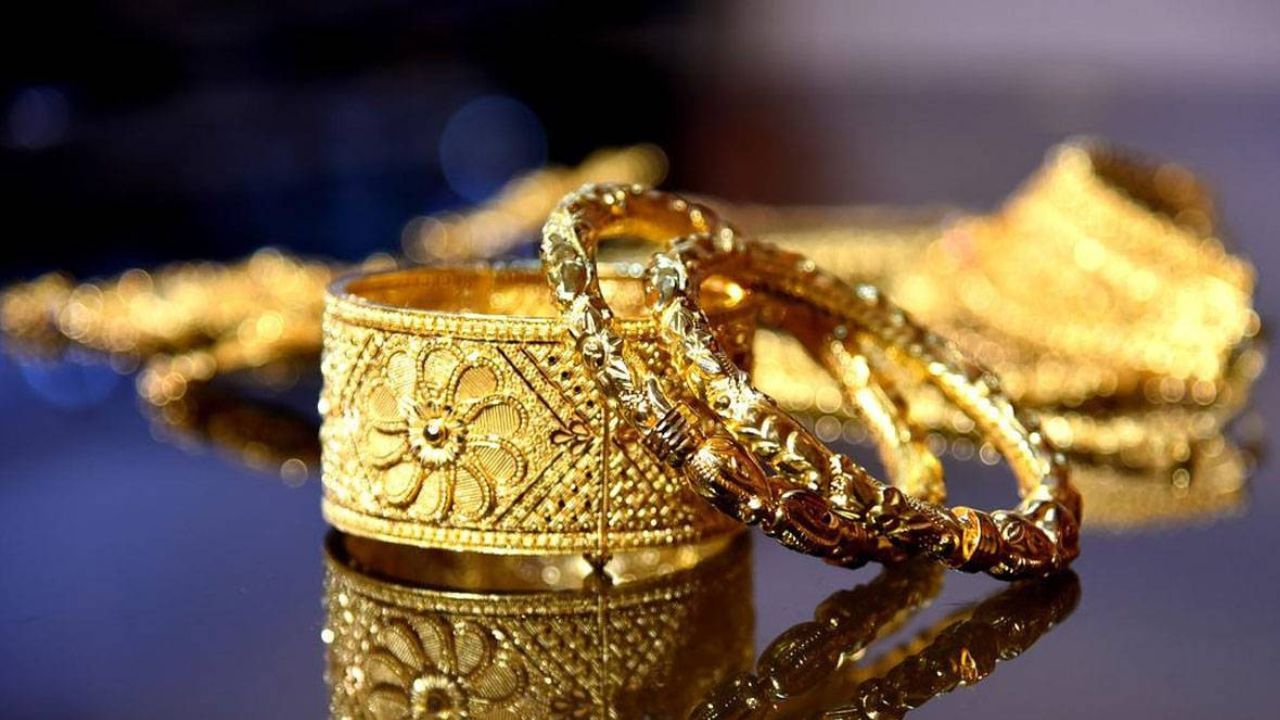 Gold Price Today: এক ধাক্কায় ৩ হাজার টাকা কমল সোনার দাম, গহনা কিনতে হলে আজই দোকানে ছুট লাগান