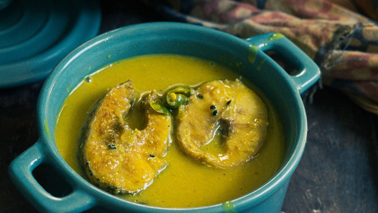 আমের মরসুমে হরেক রকম রান্নায় ব্য়বহৃত হয় আম। আম ডাল, কাঁচা আমের চাটনি, টক বাঙালির হেঁশেলে গরমকালে আম খুঁজে পাবেনই।