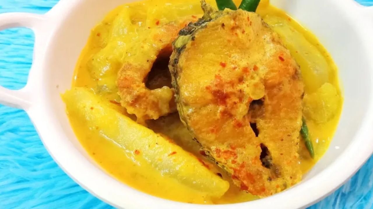 কড়াইয়ে তেল দিয়ে মাছগুলো ভেজে তুলে নিন। এবার ওই তেলে পাঁচফোড়ন, শুকনো লঙ্কা দিন। পাঁচফোড়নের গন্ধ ছড়ালে তাতে কেটে রাখা আমগুলি দিয়ে দিন।