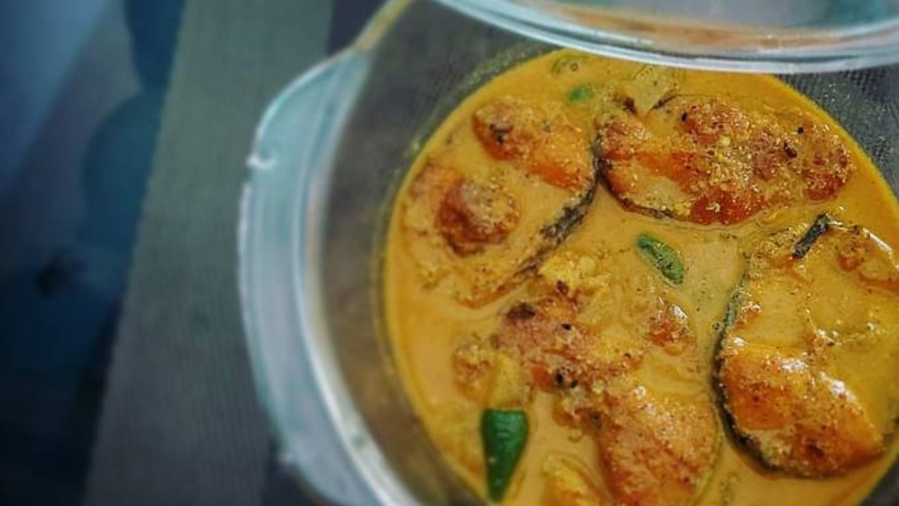 অন্যদিকে আমের খোসা ছাড়িয়ে ৪-৫ ফালি করে কেটে নিন। এবং আধ কাপ জলে সর্ষে গুলে রেখে দিন।