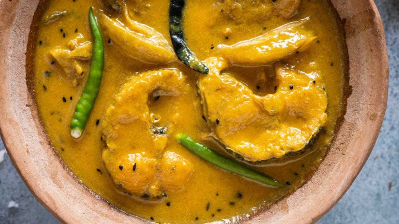 আম সেদ্ধ হলে, গুলে রাখা সর্ষে বাটা দিয়ে দিন। কিছুক্ষণ নাড়িয়ে তাতে ভেজে রাখা সর্ষে বাটা যোগ করুন। পরিমাণ মতো নুন ও হলুদ দিন।