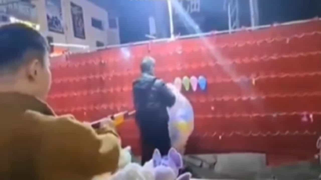Viral Video: বন্দুক দিয়ে বেলুন ফাটানোর প্রতিযোগিতায় এনাকে ডাকুন, সব প্রাইজ জিতবেন এই ব্যক্তি Viral Video: বন্দুক দিয়ে বেলুন ফাটানোর প্রতিযোগিতায় এনাকে ডাকুন, সব প্রাইজ জিতবেন এই ব্যক্তি