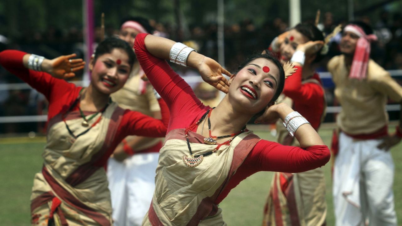 বিহু হল অজমের একটি জাতীয় উত্‍সব। বোহাগ বিহু হল অসমীয়া নববর্ষ ও হিন্দু পঞ্চাঙ্গ অনুসারে চৈত্র মাসের শেষ দিনে ধুমধাম করে পালিত হয়। 