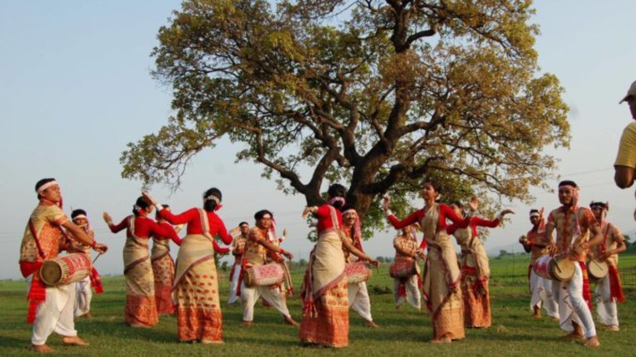  বছরের তৃতীয় ও শেষ বিহু। জানুয়ারির মাঝামাঝি সময়ে পালিত হয়, যা মাঘ নামেও পরিচিত। ফসল কাটার ঋতুর সূচনা করে ও ভোগালী বিহু বলা হয়। ভোগালী নামটি এসেছে 'ভোগ' থেকে যার অর্থ হল ভোজ। এই সময় বিভিন্ন ধরণের মিষ্টি খাবার তৈরি করে। অন্যান্য বেশ কয়েকটি আচার পালন করে। সকলে আনন্দ করে বিহুর গানে গান গেয়ে গেয়ে নৃত্য প্রদর্শন করেন।