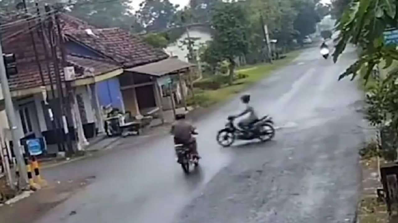 Viral Video: রাখে হরি মারে কে! সাক্ষাৎ মৃত্যুকে ছুঁয়েই বেরিয়ে গেল দুই বাইক আরোহী