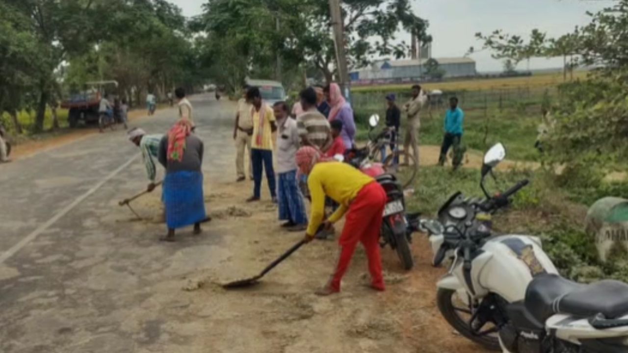 Road Safety: কাদামাখা ট্রাক্টর বিপদ বাড়াচ্ছে, মালিকদের দিয়েই রাস্তা পরিষ্কার করাল পুলিশ