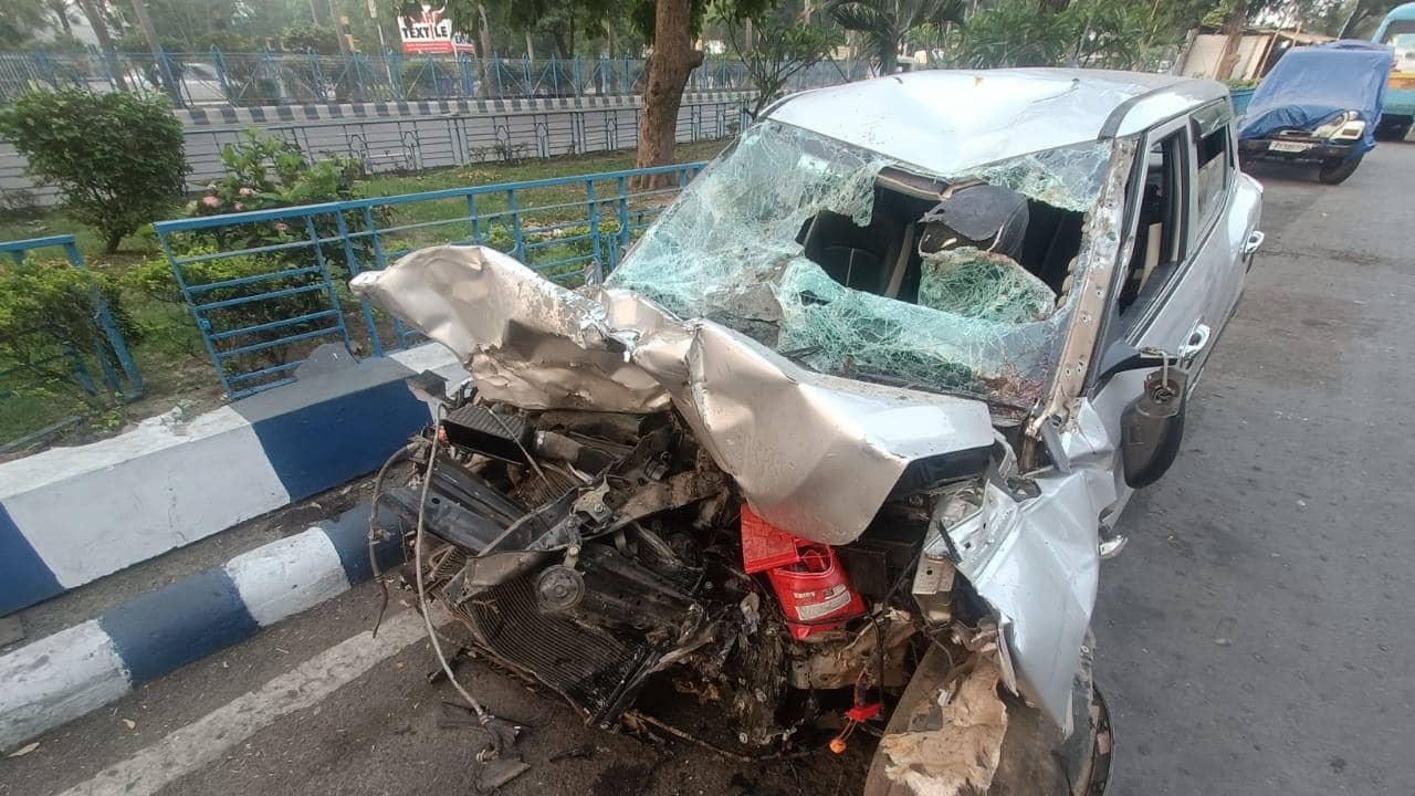 Road Accident: ভিআইপি রোডের সিগন্যালে দাঁড়িয়ে থাকা বাইক, ডাম্পারে গাড়ির ধাক্কা, মৃত ৪, আহত ২