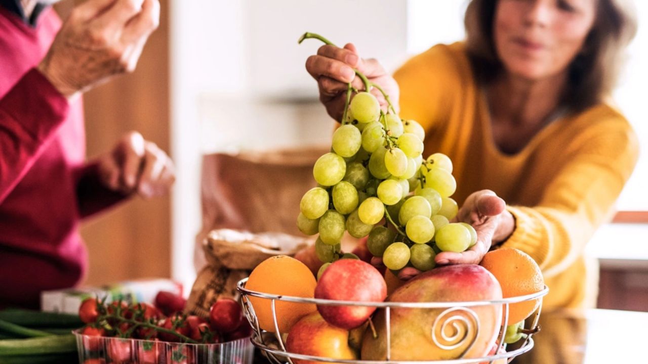 Fruit Diet: রাতে ফল খান? বাড়তে পারে সুগারের সমস্যা, জেনে নিন ফল খাওয়ার সঠিক সময় কখন