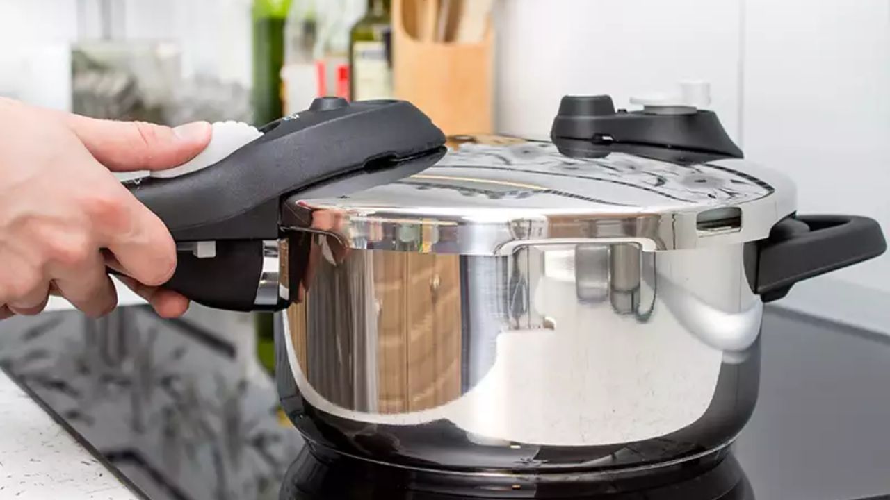 প্রেশার কুকার(Pressure Cooker) ফেটে দুর্ঘটনার ঘটনা নতুন নয়।  সতর্কতার অভাবে প্রেশার কুকার ফেটে মৃত্য়ুর ঘটনা পর্যন্ত ঘটেছে অনেক। তাই প্রেশার কুকার ব্য়বহার করার আগে বেশ কিছু সতর্কতা মেনে চলা উচিত। কী সেগুলি? আসুন জেনে নেওয়া যাক...