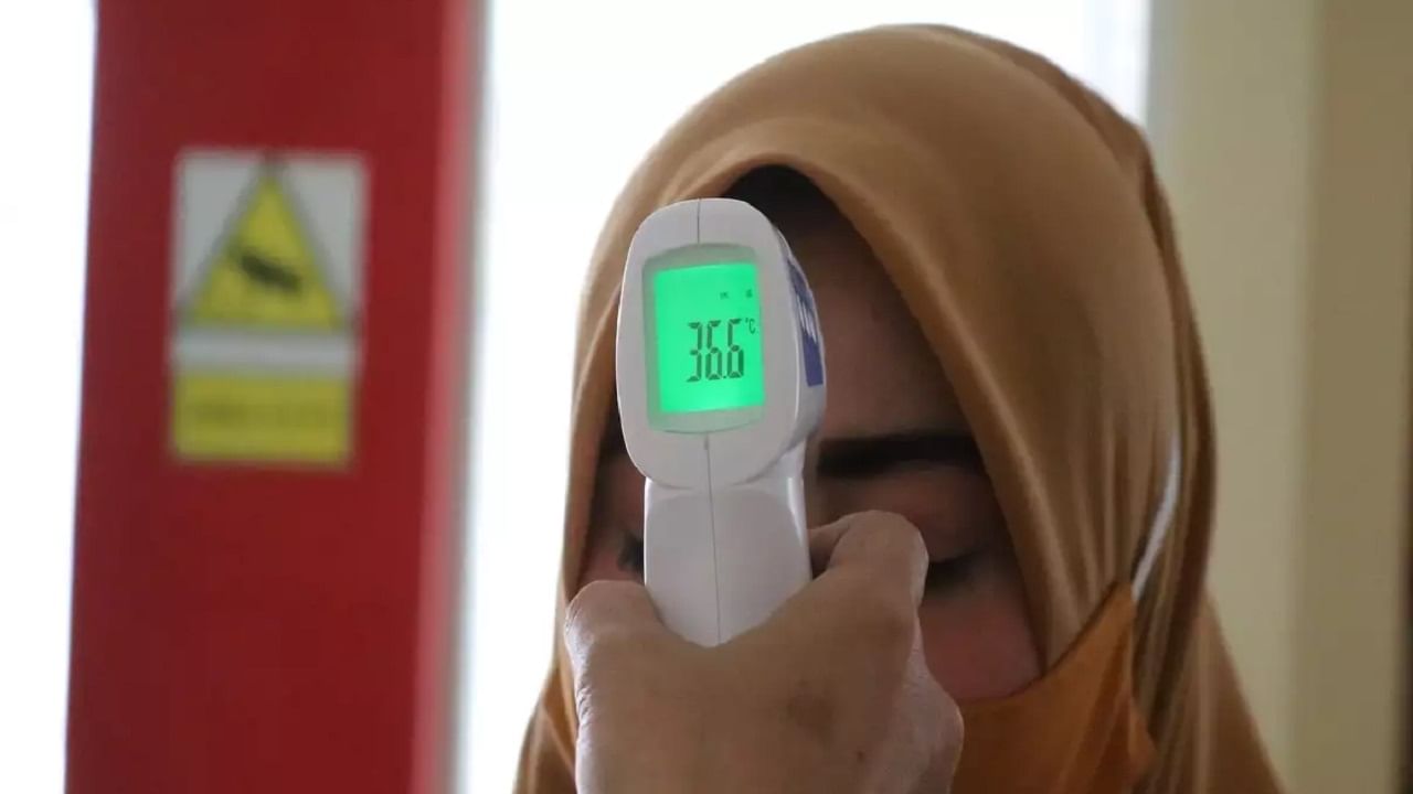 ইনফ্রারেড থার্মোমিটার (Infrared Thermometer): জ্বর কোভিড সংক্রমণের একটি সাধারণ লক্ষণ। একটি ইনফ্রারেড থার্মোমিটার শরীরের তাপমাত্রা মাপতে করতে সাহায্য করে। বিশেষ বিষয় হল, আক্রান্তের শরীরের তাপমাত্রা পরীক্ষা করার জন্য কাউকে স্পর্শ করার প্রয়োজন নেই। এই ডিভাইসটি সামাজিক দূরত্বের বিশেষ যত্ন নেয়।