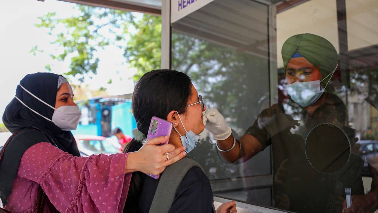 COVID-19 Update: সংক্রমণে সামান্য স্বস্তি, ৭ হাজারের গণ্ডিতে নেমে এল দৈনিক করোনা আক্রান্তের সংখ্যা