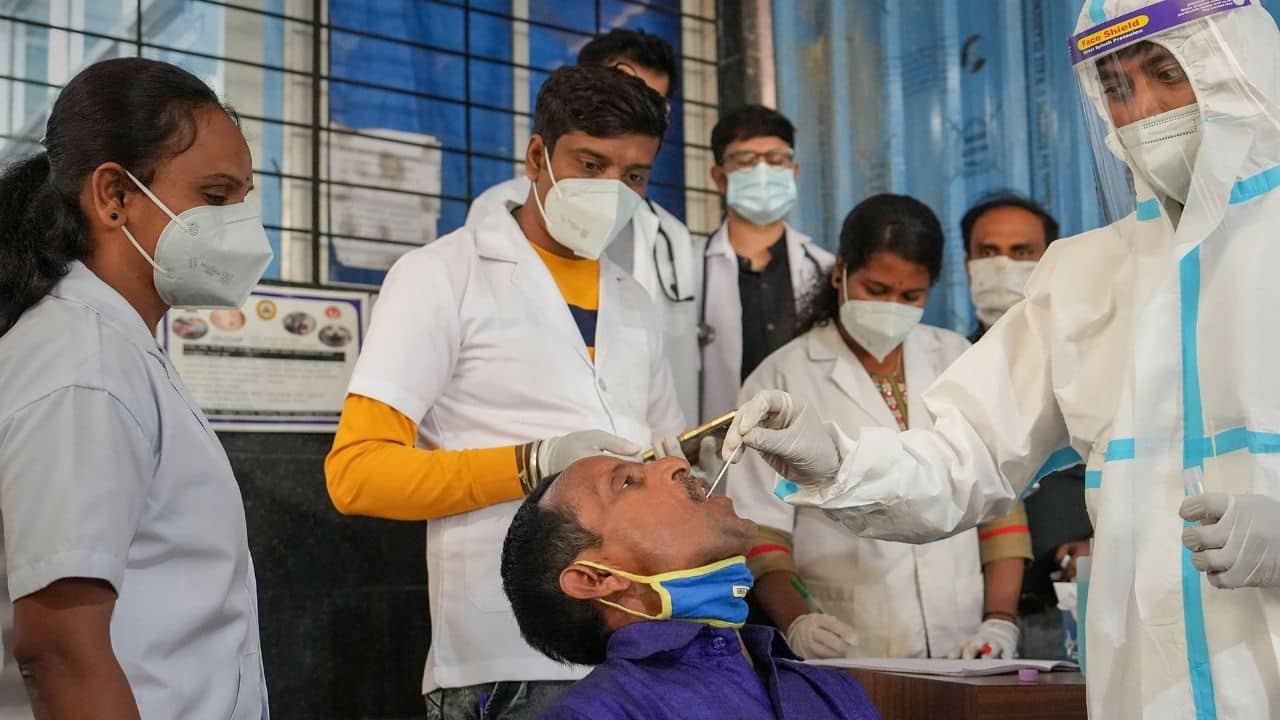 COVID-19 Update: সপ্তাহ শেষে সামান্য স্বস্তি করোনা সংক্রমণে, ৩ হাজারের গণ্ডির নীচে নামল দৈনিক আক্রান্তের সংখ্যা