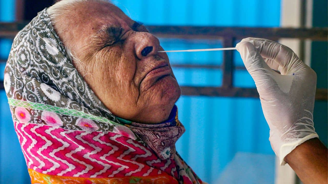 COVID-19 Update: সপ্তাহের শুরুতে অনেকটা স্বস্তি, এক ধাক্কায় ৭ হাজারে নেমে এল দৈনিক করোনা সংক্রমণ