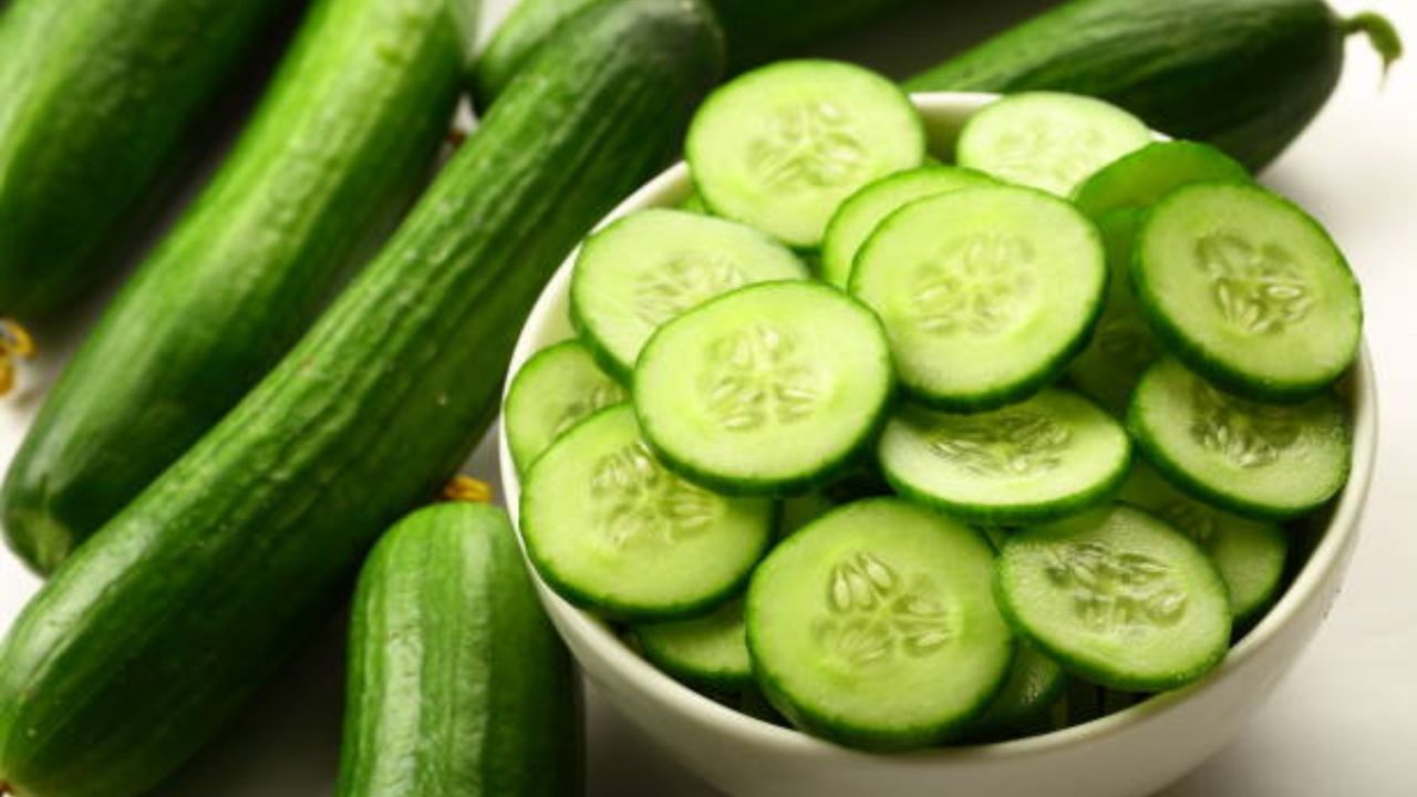 Cucumber: এভাবে শসা কাটলে তেতো স্বাদ এড়ানো যাবে সহজেই, জানুন গরমে এই ফল খাওয়ার সঠিক উপায়