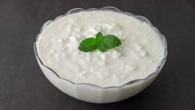Curd in Summer: গরমে রোজ টক দই খাচ্ছেন? সঙ্গে এই খাবারগুলো খেলেই বিপদ Curd in Summer: গরমে রোজ টক দই খাচ্ছেন? সঙ্গে এই খাবারগুলো খেলেই বিপদ