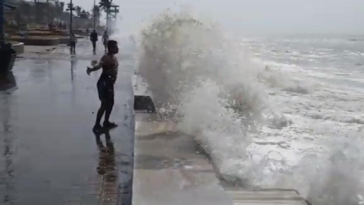 Digha: দিঘায় প্রবল জলোচ্ছ্বাস, ফুঁসছে সমুদ্র, রইল 'ভয়ঙ্কর সুন্দর' সেই ছবি