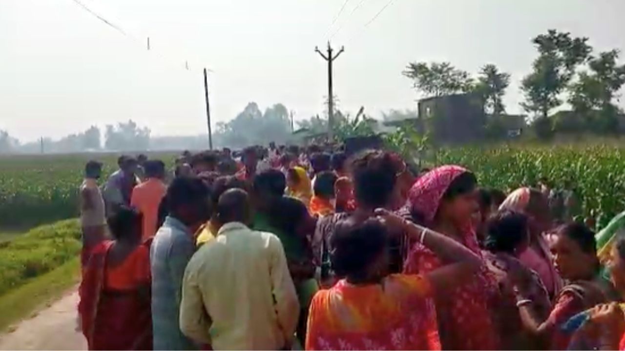 Hemtabad: ভুট্টা ক্ষেতের ভিতর এমন কাণ্ড, ভাবতেই পারছেন না এলাকার লোকজন