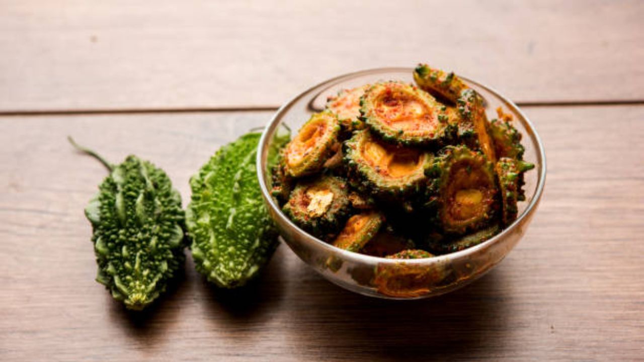Karela Bhaja প্রথম পাতে তেতো রাখুন শেফের স্টাইলে, কম তেলে বানিয়ে নিন