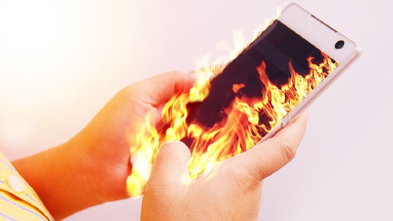 Smartphone Heating Tips: অল্প ব্যবহার করলেই কেন উত্তপ্ত হয়ে যাচ্ছে ফোন? এই উপায়ে মিলবে বিপদ থেকে রেহাই