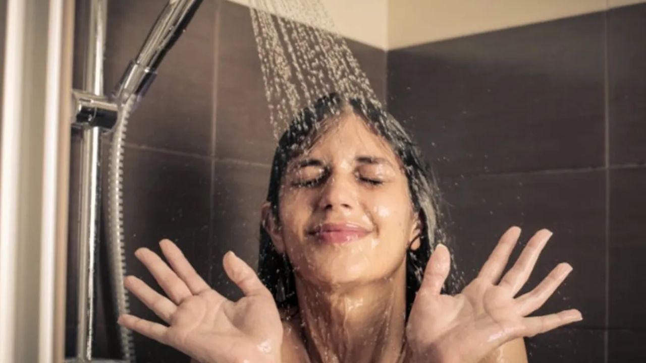 Benefits Of Hot Shower গরম না ঠান্ডাকোন জলে স্নান করছেন তার উপর নির্ভর করছে আপনার শরীর
