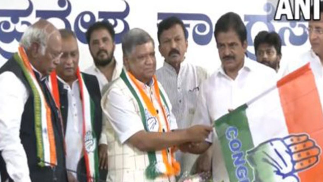 Jagadish Shettar Joins Congress: টিকিট দেয়নি বিজেপি, রাগে রাতারাতি দল বদলে কংগ্রেসে যোগ দিলেন প্রাক্তন মুখ্যমন্ত্রী Jagadish Shettar Joins Congress: টিকিট দেয়নি বিজেপি, রাগে রাতারাতি দল বদলে কংগ্রেসে যোগ দিলেন প্রাক্তন মুখ্যমন্ত্রী