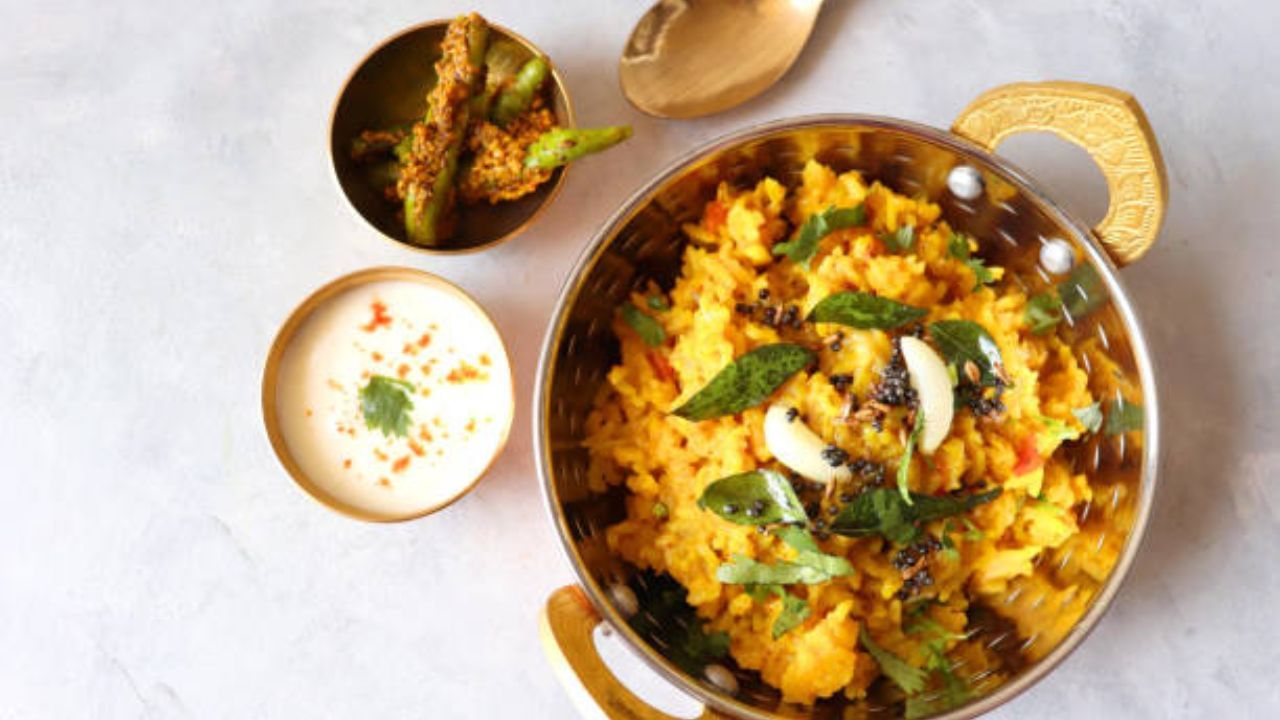 ২ কাপ চাল-ডাল হলে চার কাপ জল দিতে হবে। বড় ফালি করে কাটা চার টুকরো টমেটো দিয়ে পরিমাণ মত জল দিয়ে ফুটতে দিন। ফুটে এলে লঙ্কা, চিনি, ঘি দিয়ে প্রেশারের মুখ বন্ধ করে তিনটে সিটি দিন। ব্যাস তৈরি ঝরঝরে চিকেন খিচুড়ি। 