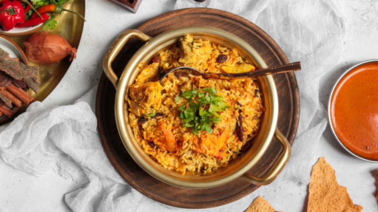 বাইরের আবহাওয়া খানিকটা খিচুড়ি খাওয়ার মতই। আর তাই আজকের রাতে চটজলদি বানিয়ে ফেলতে পারেন এই চিকেন খিচুড়ি। টিভি দেখতে দেখতে কিংবা আড্ডা দিতে দিতেই সহজে বানিয়ে নিতে পারবেন। সেই সঙ্গে চিকেন খাওয়ার স্বাদও মিটবে। 