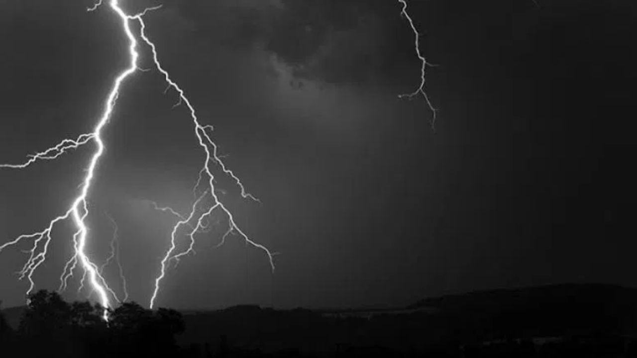 Lightning Strike: মাঠে বসে মোবাইলে গেম খেলায় মগ্ন, বজ্রাঘাতে মৃত্যু চুঁচুড়ার যুবকের