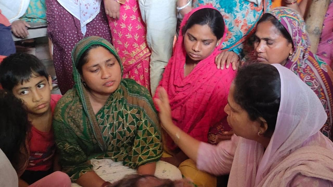 Death at Delhi Fire: কান্নায় ভারী মালদহের বাতাস, দিল্লি থেকে ৩ জনের দেহ ফেরানোর উদ্যোগ প্রশাসনের