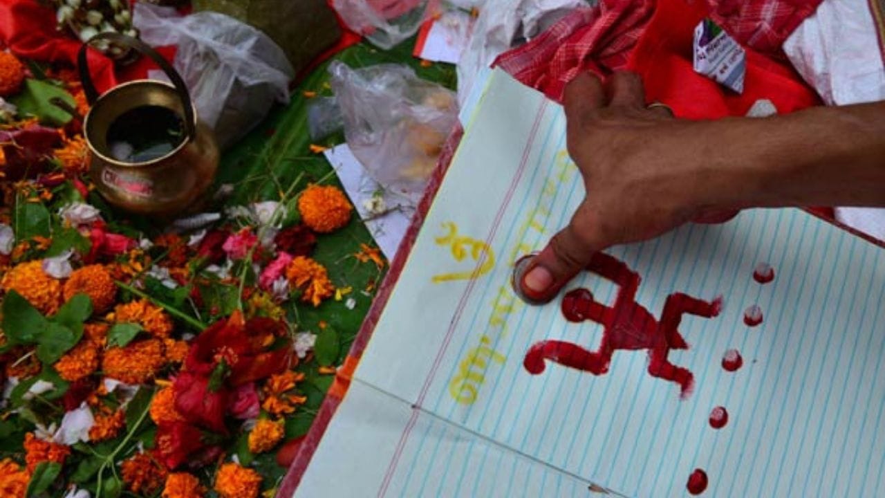 হালখাতা খোলার সময় স্বস্তিক চিহ্ন আঁকেন অনেকে। তবে বাঙালিদের কাছে মঙ্গল চিহ্ন আরও গুরুত্বপূর্ণ। বাঙালিদের কাছে এই মঙ্গল চিহ্ন মাটির বা পেতলের ঘটের উপর সিঁদুর দিয়ে লেখা হয়। পুজো, শুভ অনুষ্ঠানের এই মঙ্গল চিহ্ন আঁকা হয়। একে আবার বাঙালির শাশ্বত প্রতীক পুত্তলিকাও বলা হয়।