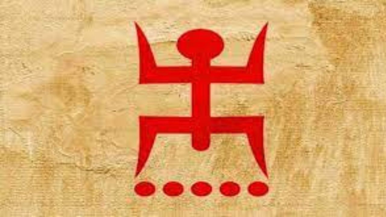  দুই হাঁটু উপরে, দুই হাঁটু থেকে বাঁকানো পা। দেবী পরমেশ্বরের মূর্তি। পুরাণ মতে, এই চিহ্ন আসলে ফসলপ্রদানকারী, বংশরক্ষার দেবী। প্রজননের চিহ্ন। সন্তান জন্মদানের মূর্তি এটি। এই চিহ্ন কাম্যাক্ষা মন্দিরেও দেখা যায়।