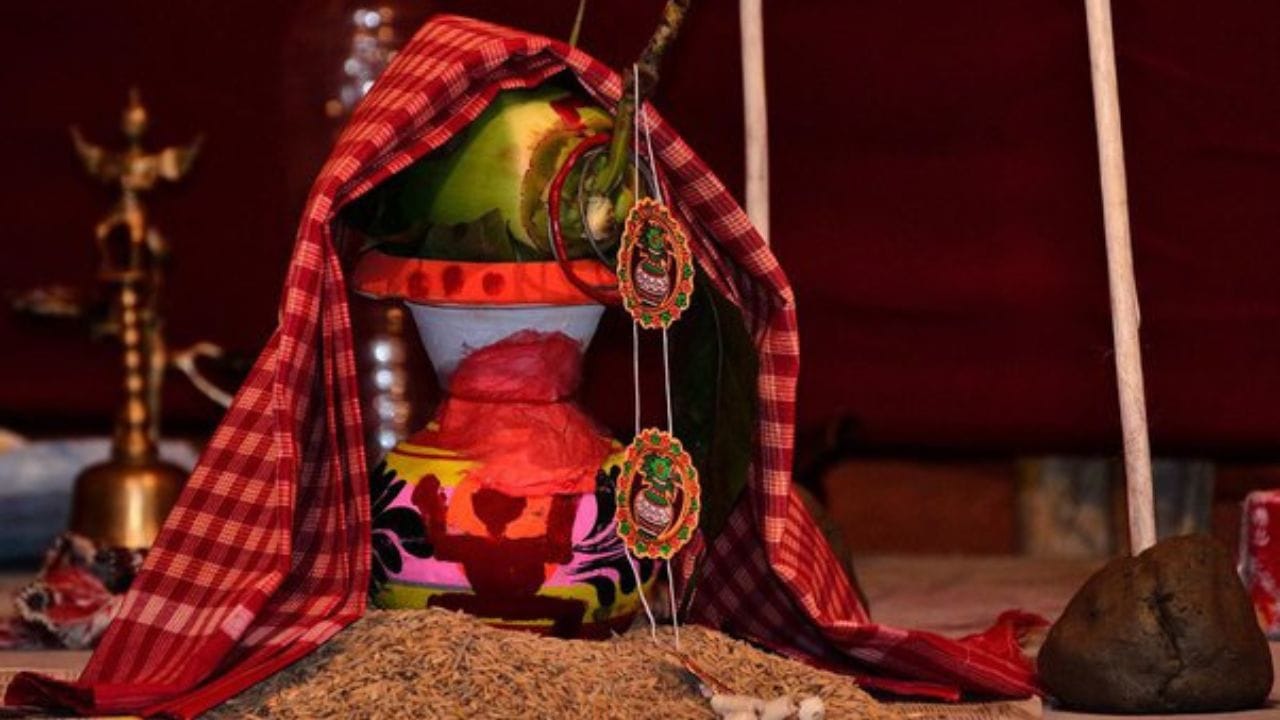 এই শুভ চিহ্ন নতুন নয়, প্রায় সিন্ধু সভ্যতার বিভিন্ন নিদর্শনে দেখা গিয়েছে। কোনও পুতুল বা মানুষের নয়, এটি দেবী লজ্জা গৌরীর মূর্তির আদলে নির্মিত। তিনি পুরাণ মতে মাতৃকাদেবী। 