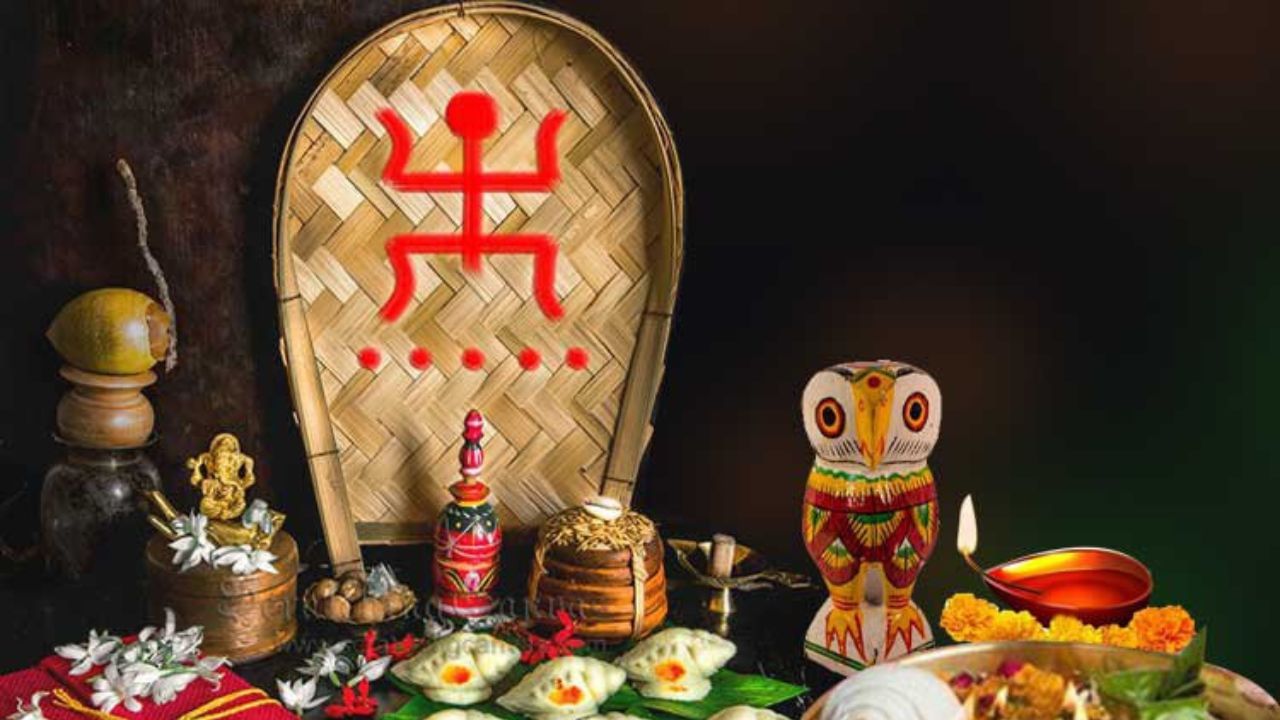 যদি ভালো করে দেখা হয় তাহলে এই মূর্তির অবয়বের মূর্তির নিচে পাঁচটি ফোঁটা থাকে। হিন্দু ধর্মে পাঁচ মুখ্য মতবাদের মুখ দেবতাদের স্বীকৃতি হিসেবে দেওয়া হয়। এই চিহ্ন না দিলে পুজো বা শুভকাজ অসম্পূর্ণ থাকে। এই পাঁচটি বিন্দু হল- গণেশ, সূর্য, বিষ্ণু, শিব ও জয়দূর্গা বলে মনে করা হয়। 