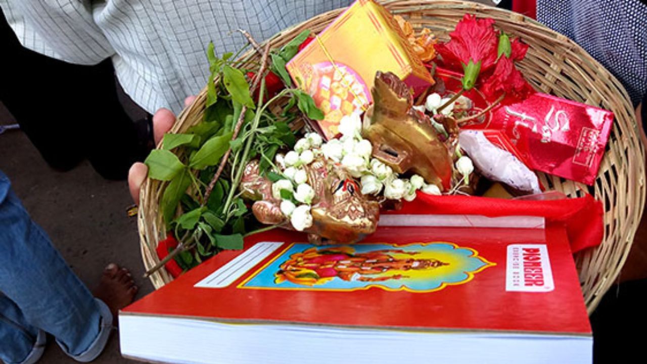 হালখাতা হল পয়লা বৈশাখ উপলক্ষে অনুষ্ঠিত একটি উৎসব যেখানে গত বছরের সমস্ত হিসেব-নিকেশ শেষ হয়। ও সেই দিন থেকেই একটি নতুন খাতা খোলা হয়।  বাঙালি ব্যবসায়ী, দোকানদারেরা এই নতুন খাতা খোলেন মিষ্টিমুখ, পুজোর মাধ্যমে।